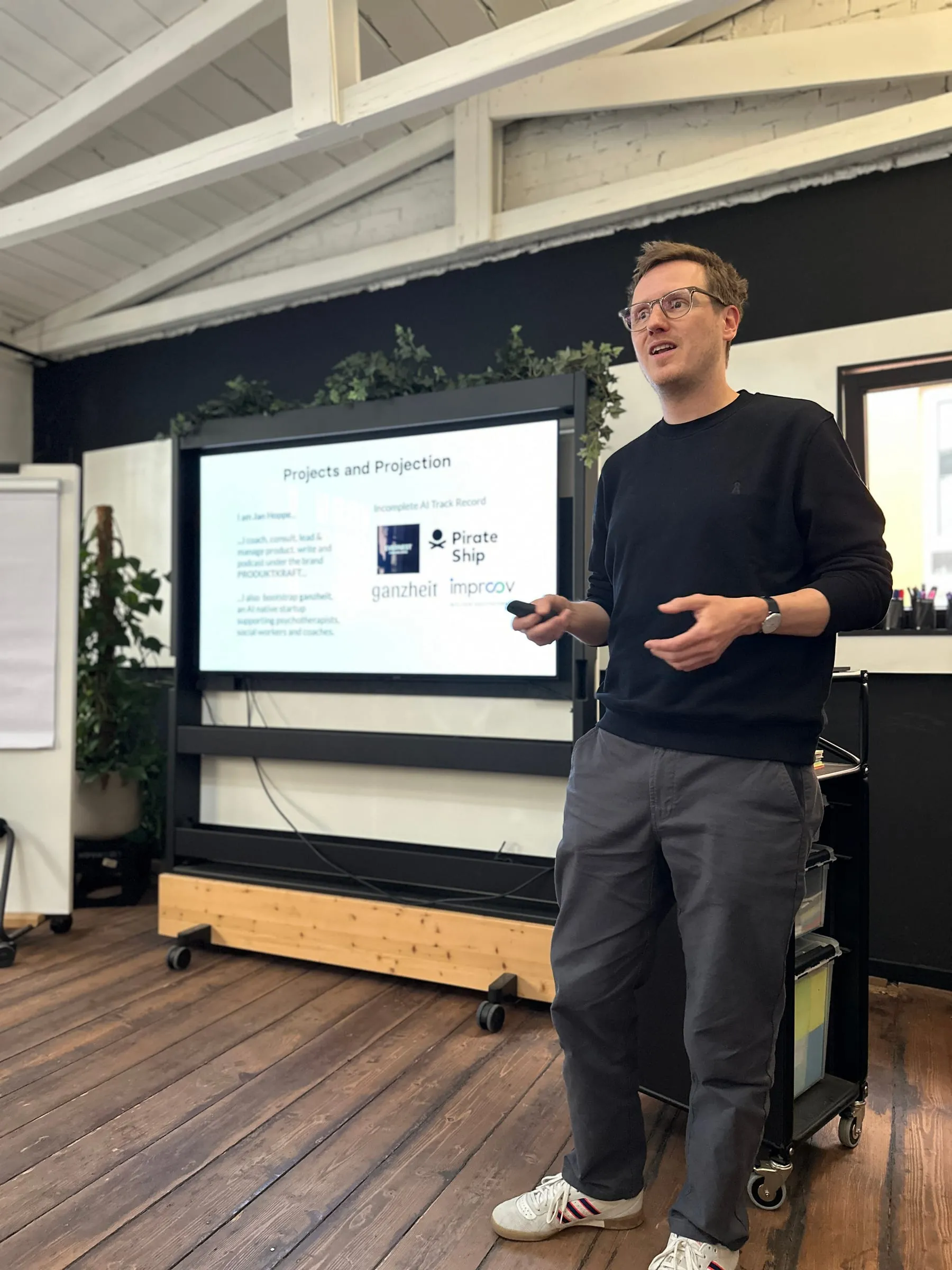Jan Hoppe giving a talk about his AI projects